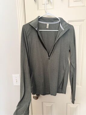 Under Armour Women's Gray Striped Half-Zip Long Sleeve Top